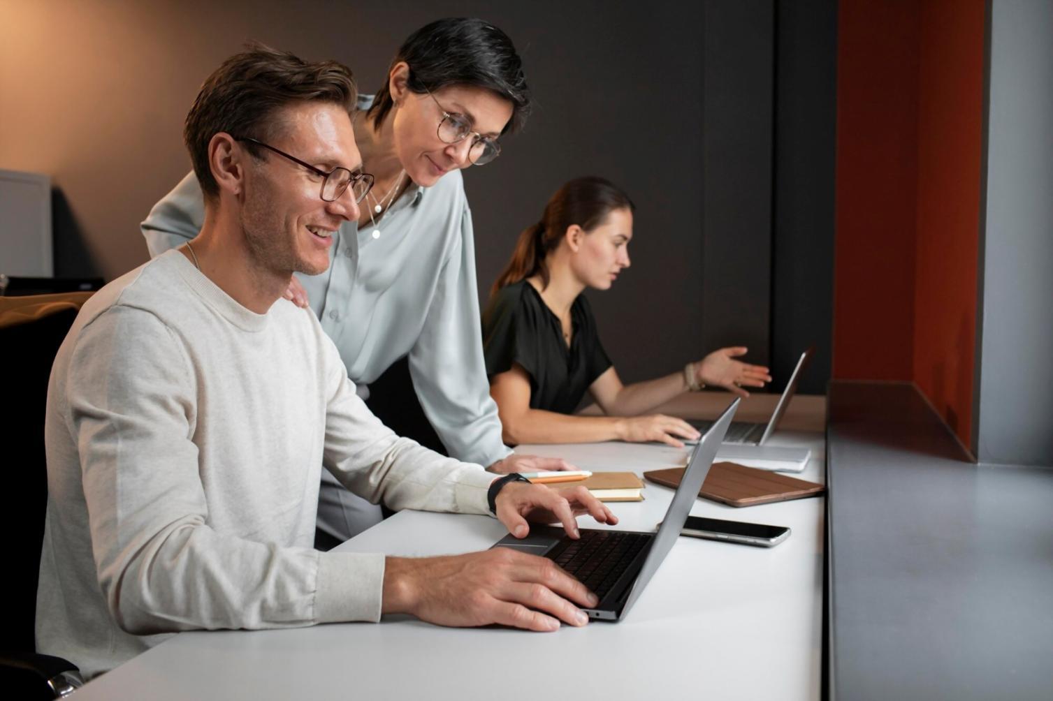 Salle de formation financière avec participants engagés